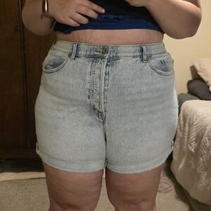 NWT Torrid Size 22 Light Wash Denim Mom Shorts